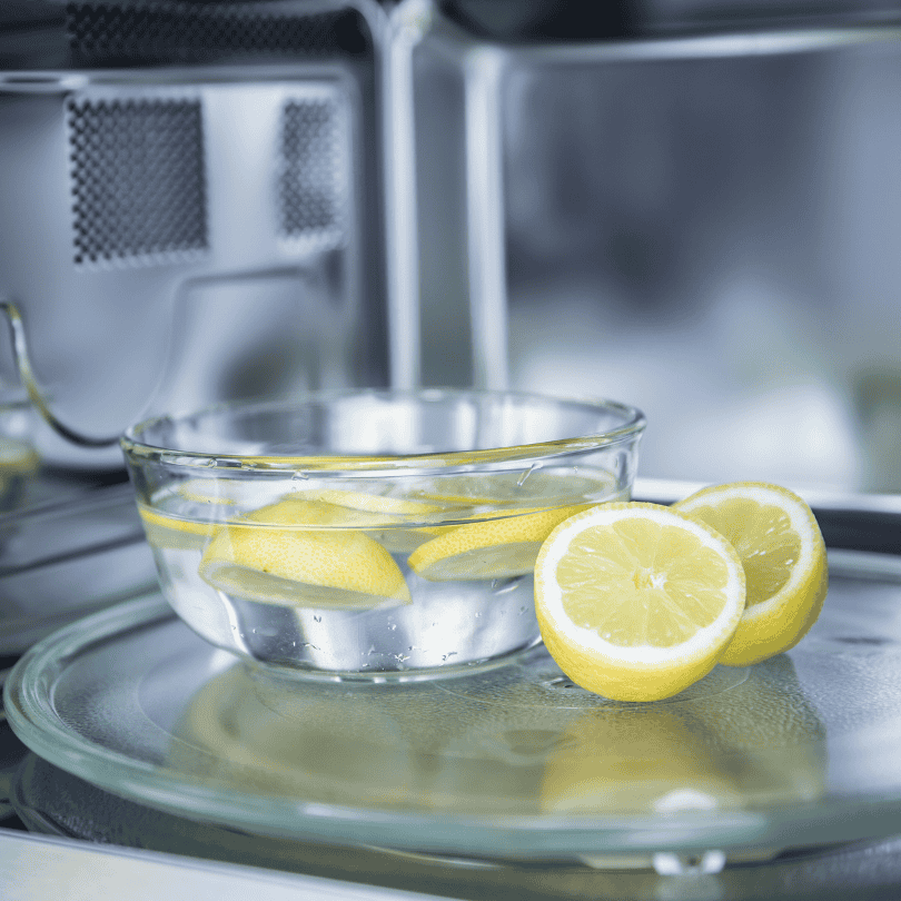 Citron dans de leau chaude dans un micro-onde